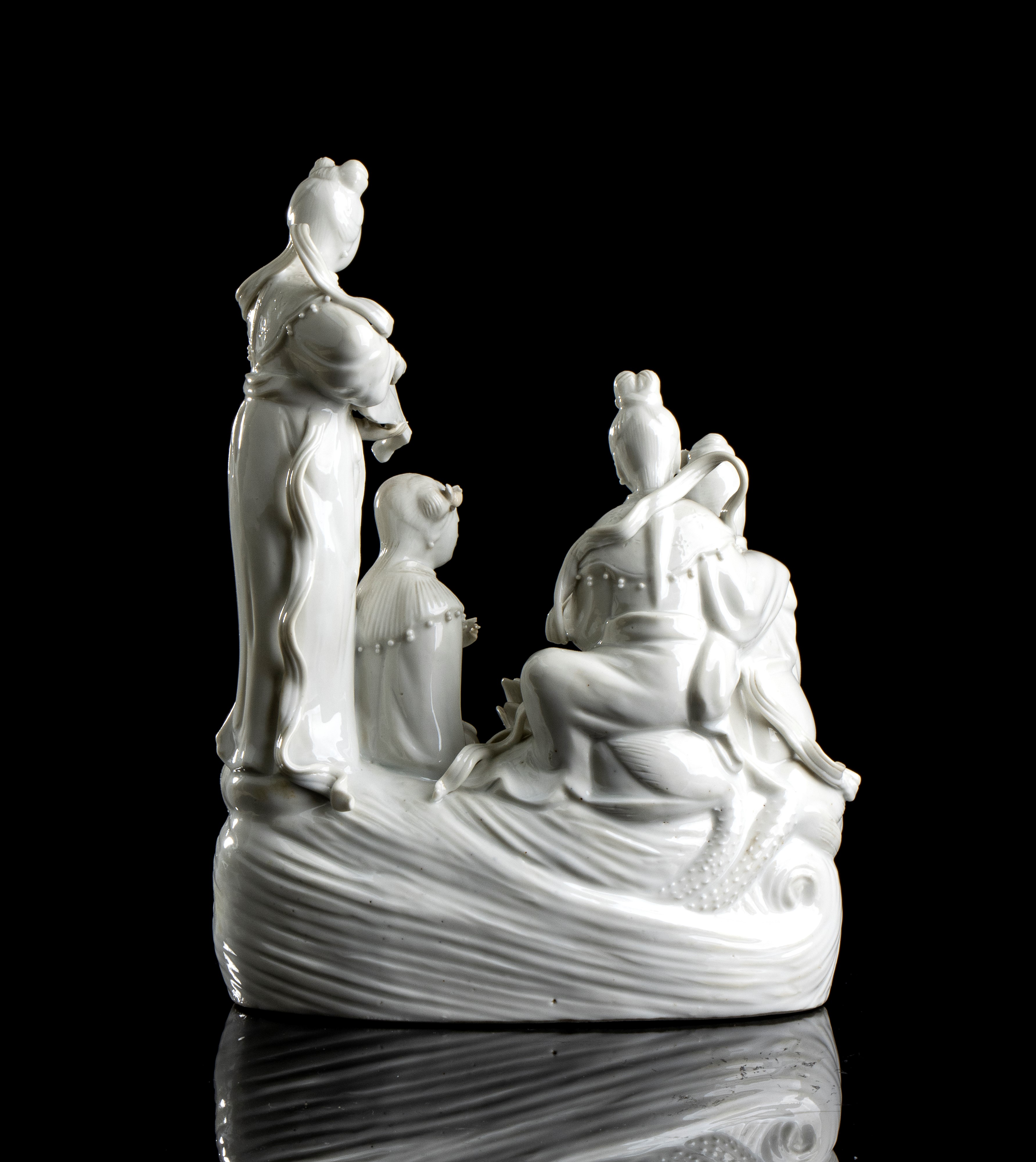 GRUPPO CON FIGURE FEMMINILI IN PORCELLANA 'BLANC DE CHINE'