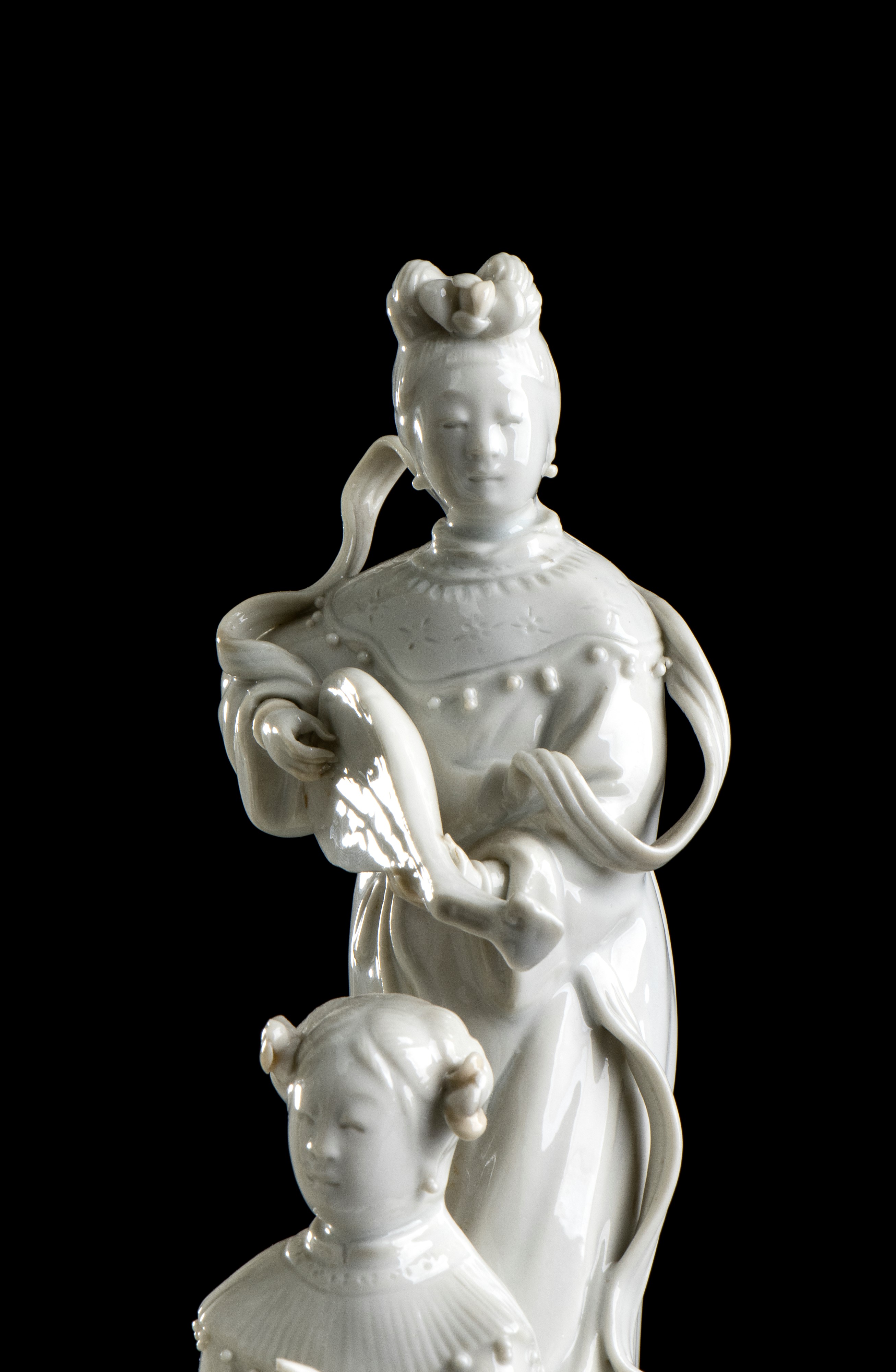 GRUPPO CON FIGURE FEMMINILI IN PORCELLANA 'BLANC DE CHINE'