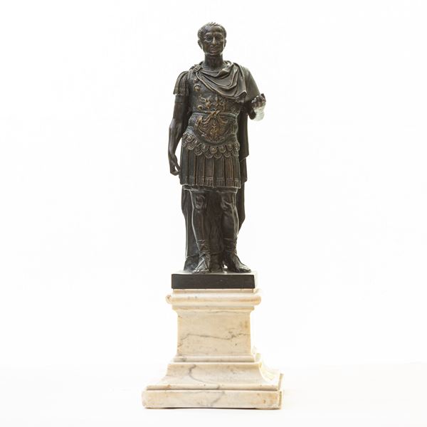 Loricated Julius Caesar, with an archaeological motif  (Roman foundry, 19th century)  - Brown patinated bronze - Auction Sculpture and Small Bronzes from 15th to 19th Century - Bertolami Fine Art - Casa d'Aste