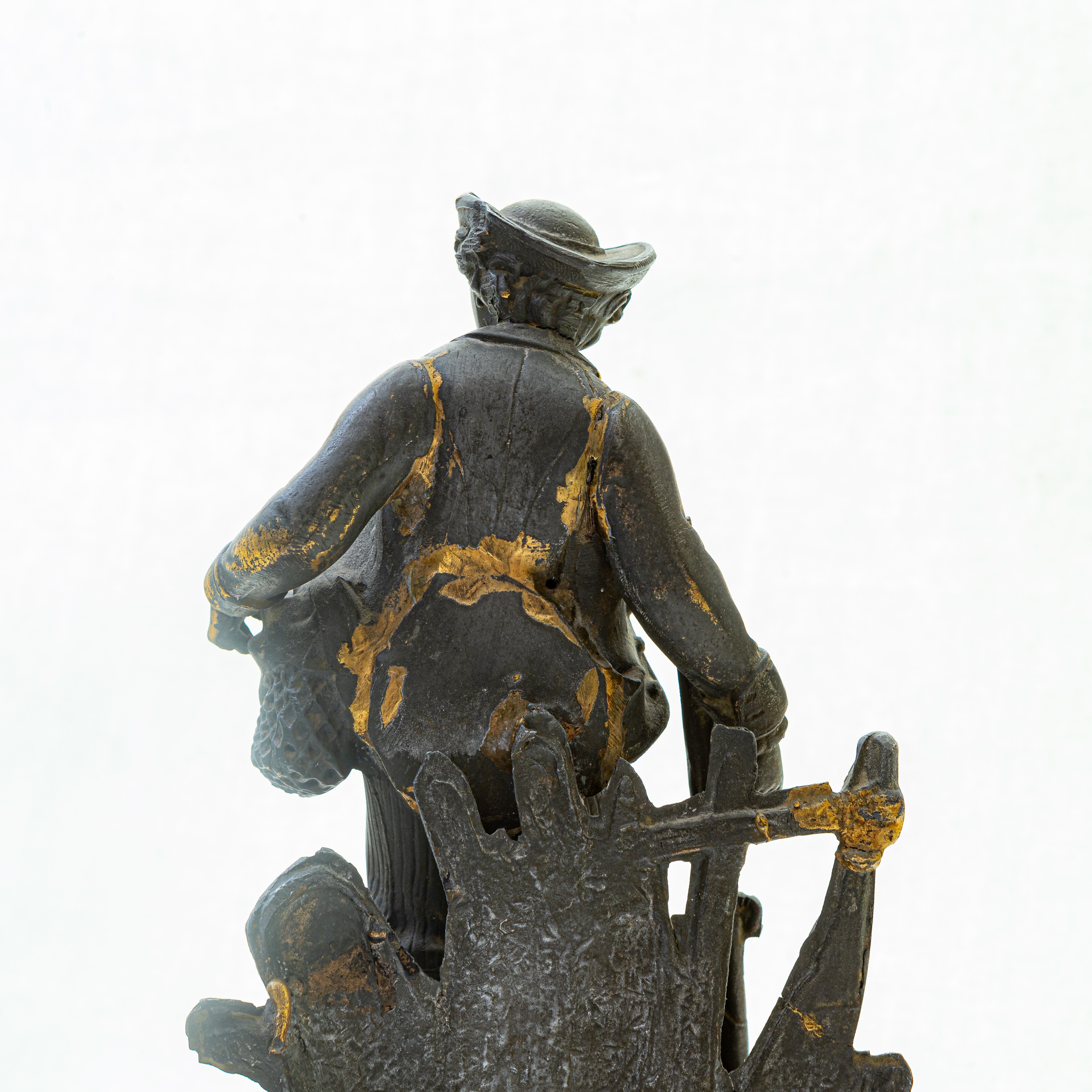 Scultore del XX secolo, Cacciatore, scultura in antimonio con base in legno dorato