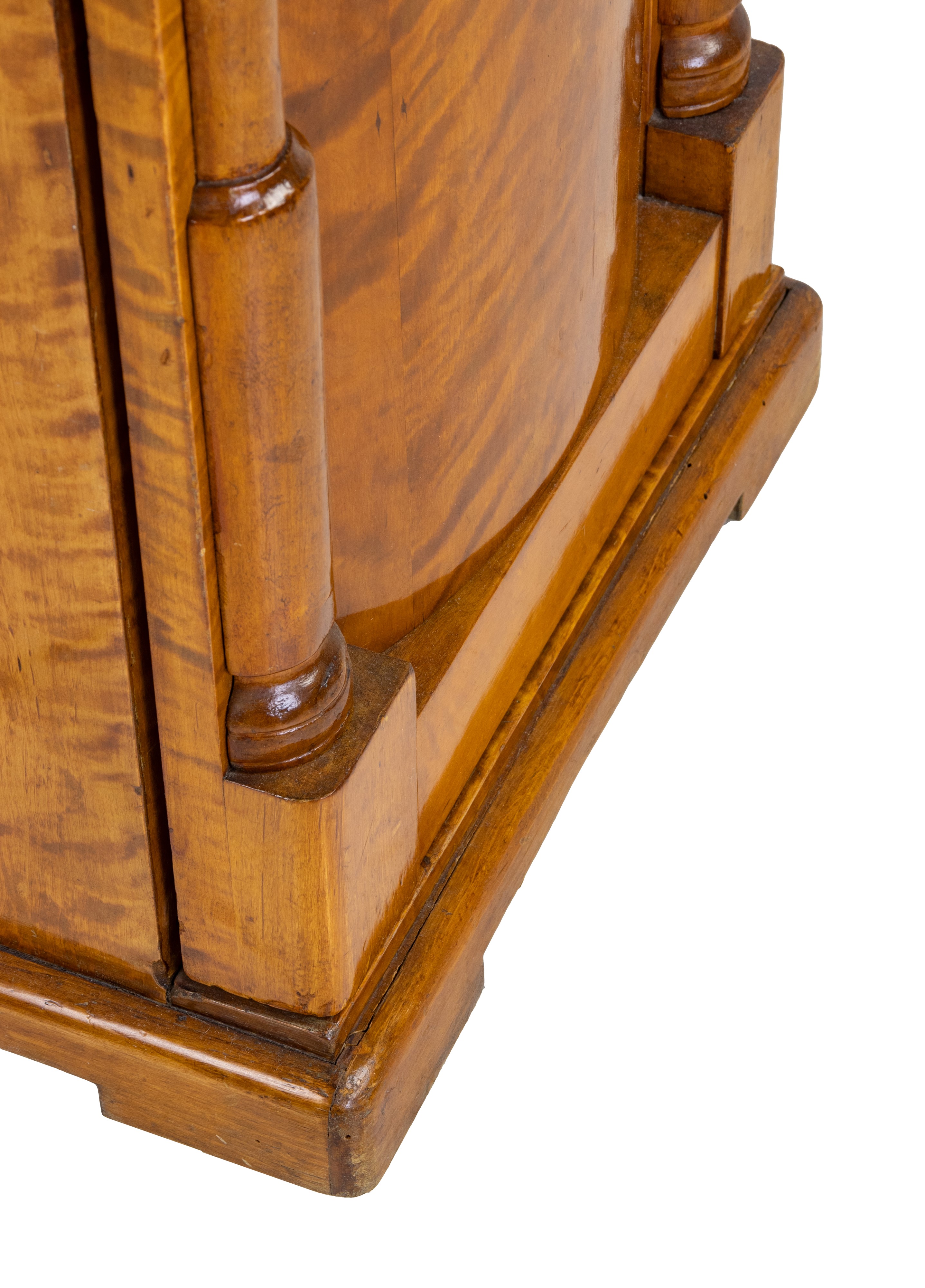 Coppia di tavolini da notte in noce in stile Impero francese