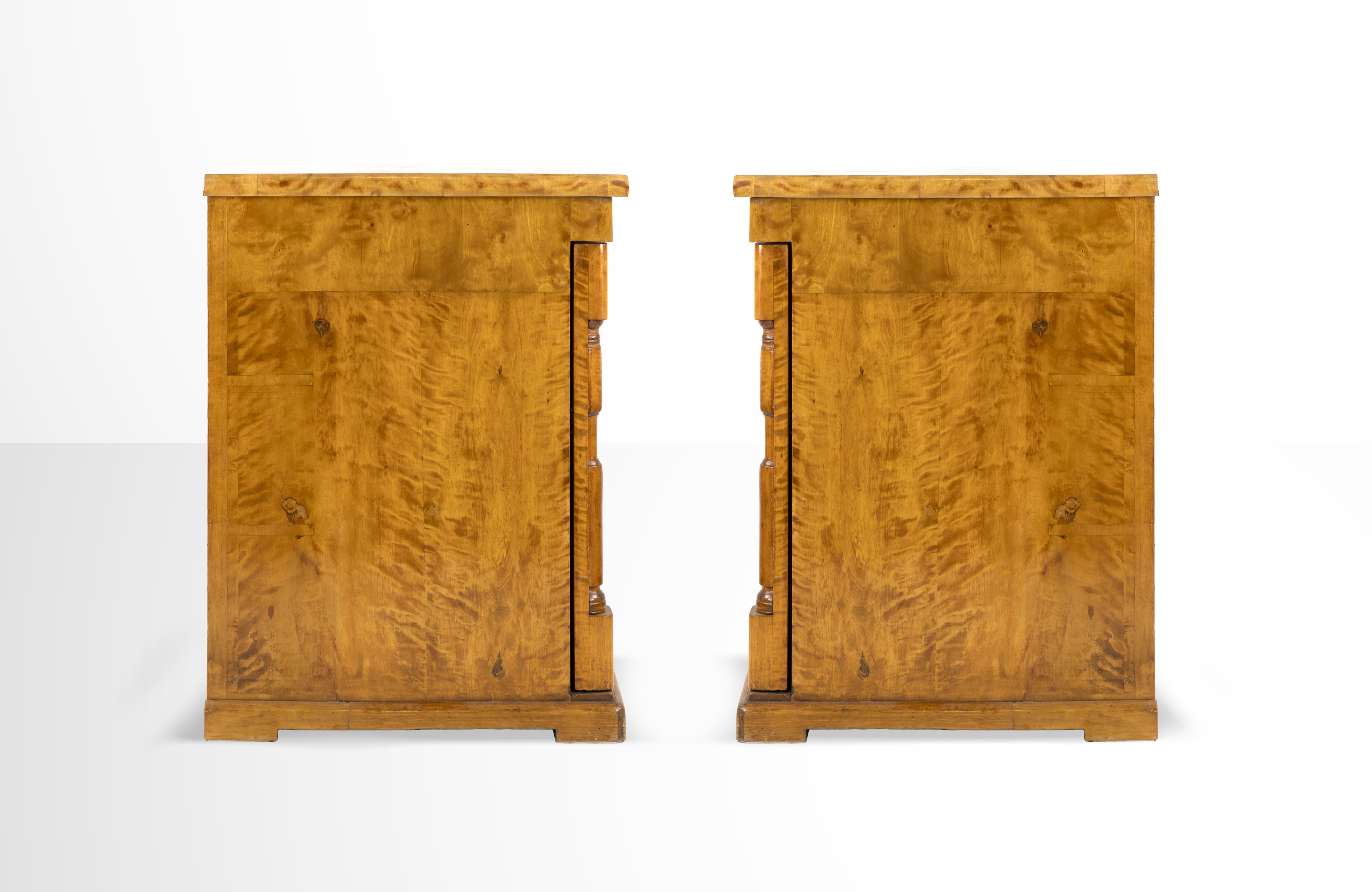 Coppia di tavolini da notte in noce in stile Impero francese