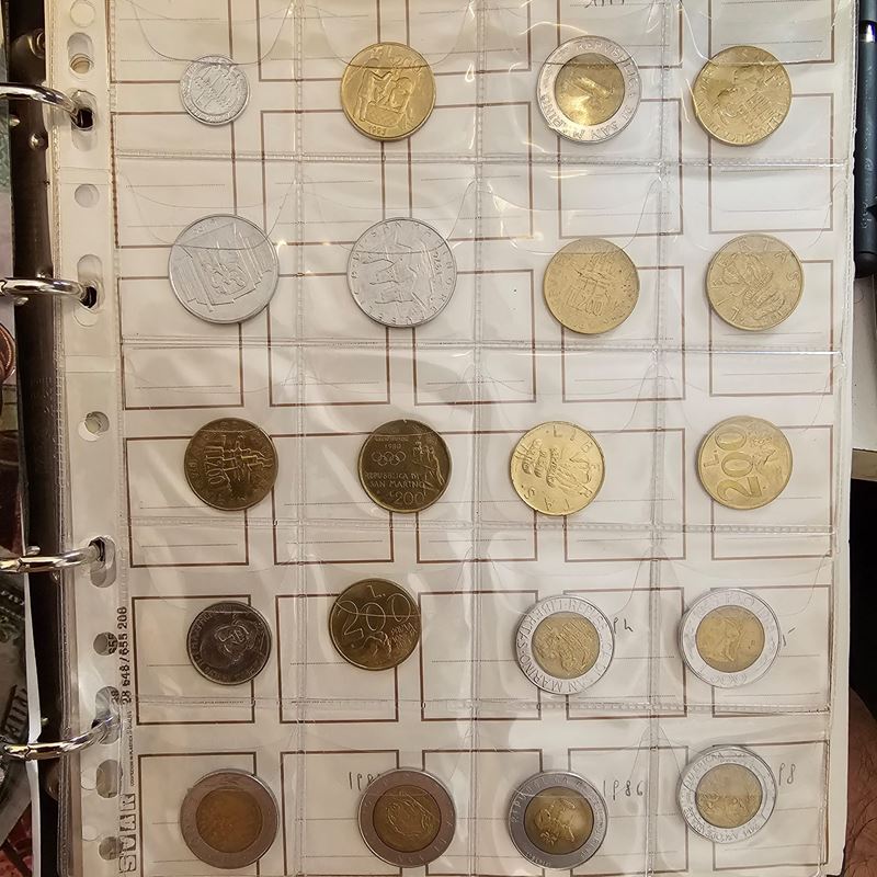 Vaticano. San Marino. Lotto di 120 Monete Varie in Album Marrone. Metalli e Conservazioni Varie