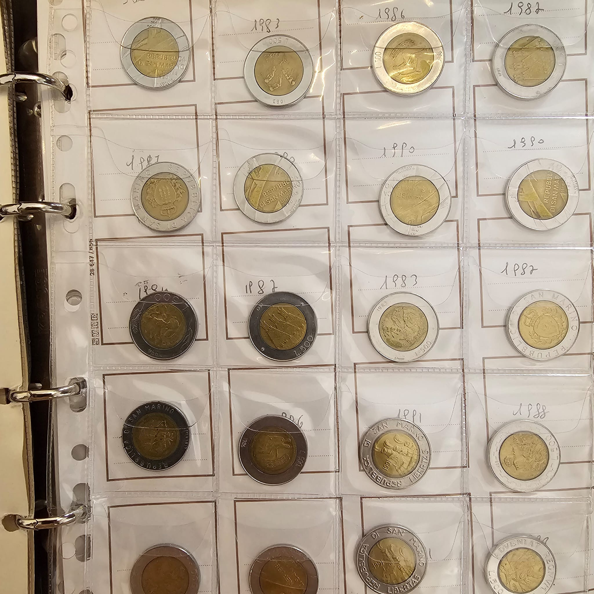 Vaticano. San Marino. Lotto di 120 Monete Varie in Album Marrone. Metalli e Conservazioni Varie