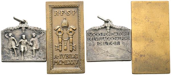 Lotto di due: Placca riproducente il mattone giubilare del 1975 in AE (43x21mm) e una medaglia da socio fondatore del villaggio alpino TCI (20x26mm)