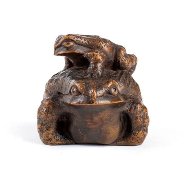 NETSUKE IN LEGNO DI BOSSO CON DUE ROSPI