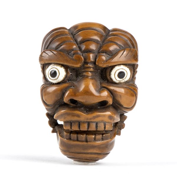 NETSUKE CON MASCHERA IN AVORIO VEGETALE (NOCE DI TAGUA)