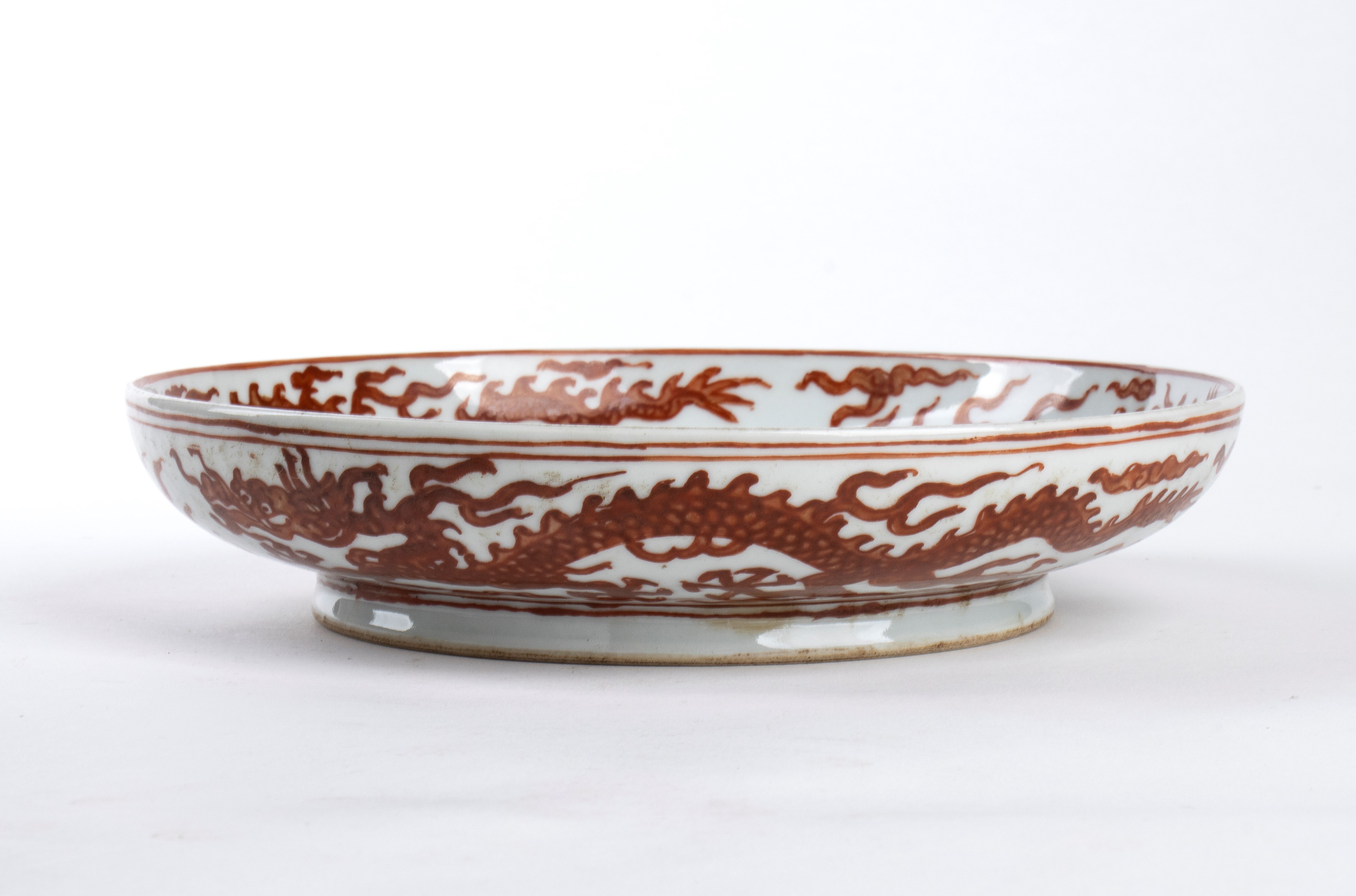 Piatto in Porcellana con Decoro a Smalto Rosso di Rame