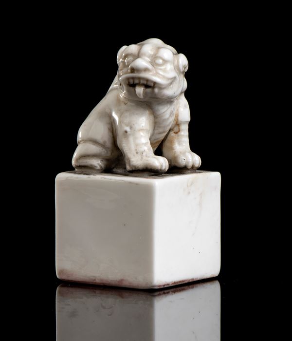 A PORCELAIN SEAL WITH LION FINIAL