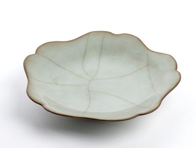 Piccolo Piatto Polilobato in Ceramica con Invetriatura di Tipo Guan
