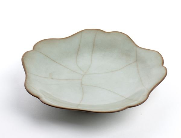 A SMALL GUAN-TYPE GLAZED CERAMIC DISH