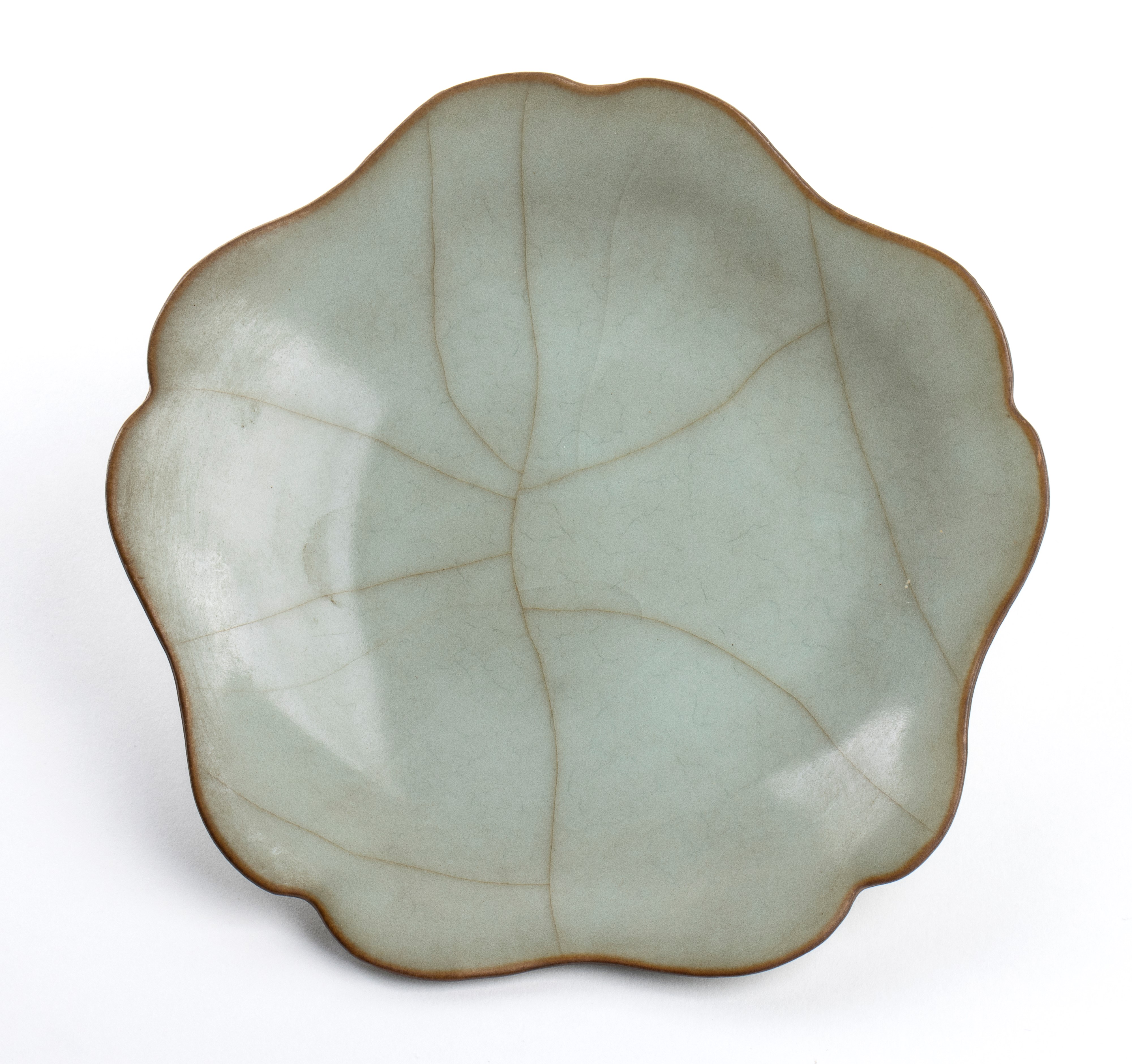 Piccolo Piatto Polilobato in Ceramica con Invetriatura di Tipo Guan