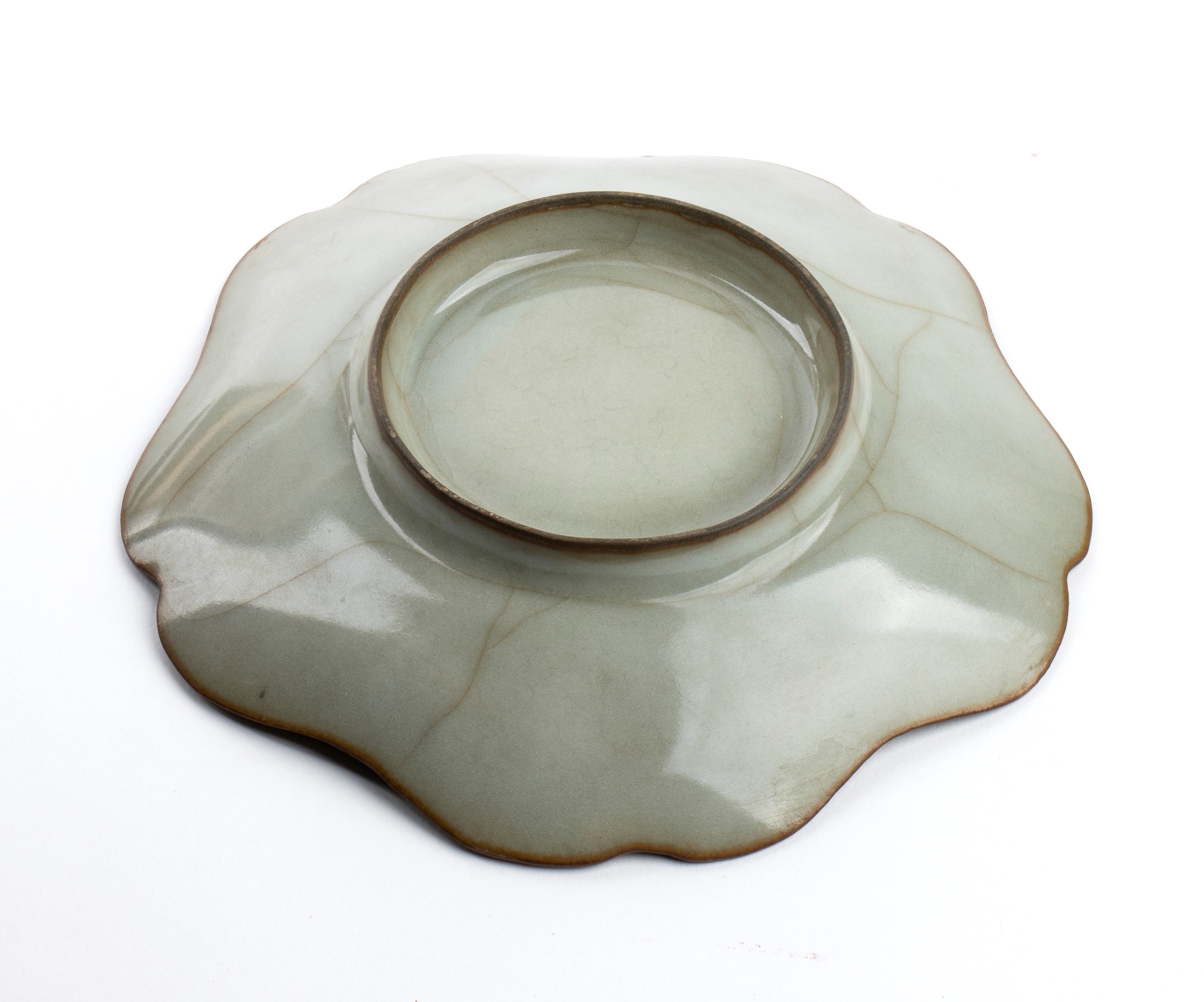 Piccolo Piatto Polilobato in Ceramica con Invetriatura di Tipo Guan