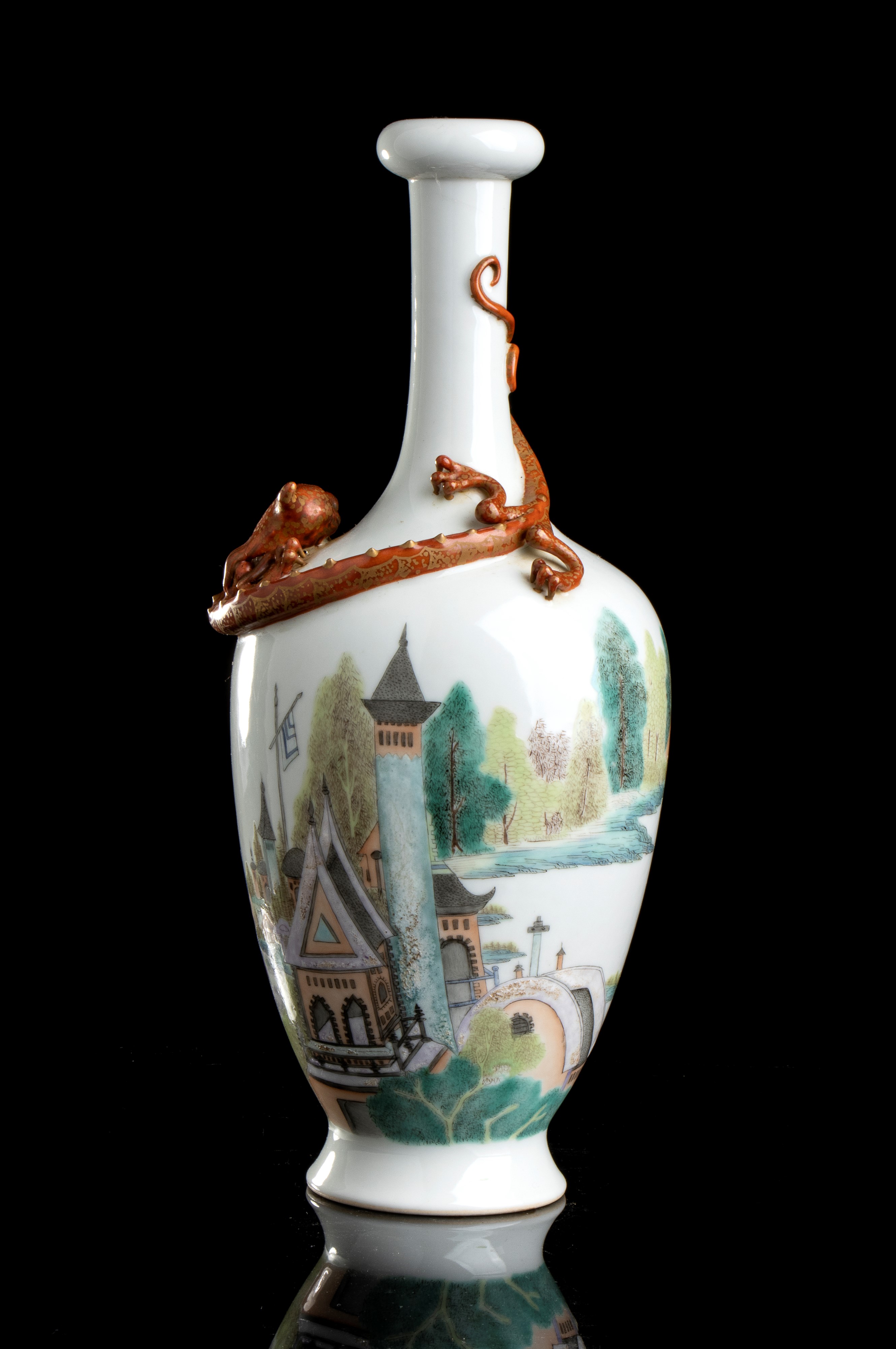 Vaso a Bottiglia in Porcellana con Decoro a Smalti Policromi