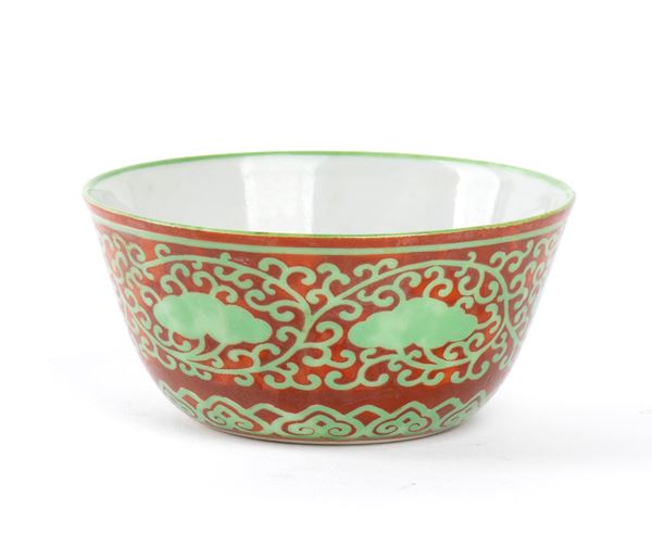 A SMALL RED AND GREEN ENAMELLED PORCELAIN BOWL