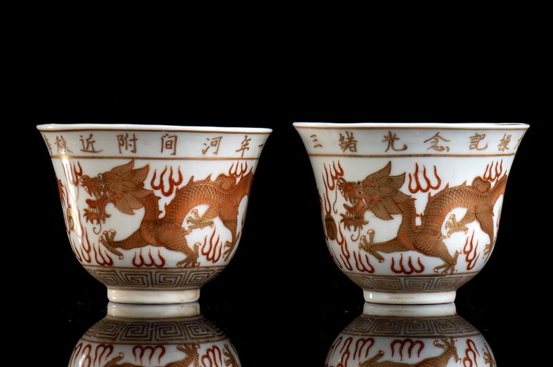 Coppia di Tazzine in Porcellana con Decoro a Smalto Rosso e Oro