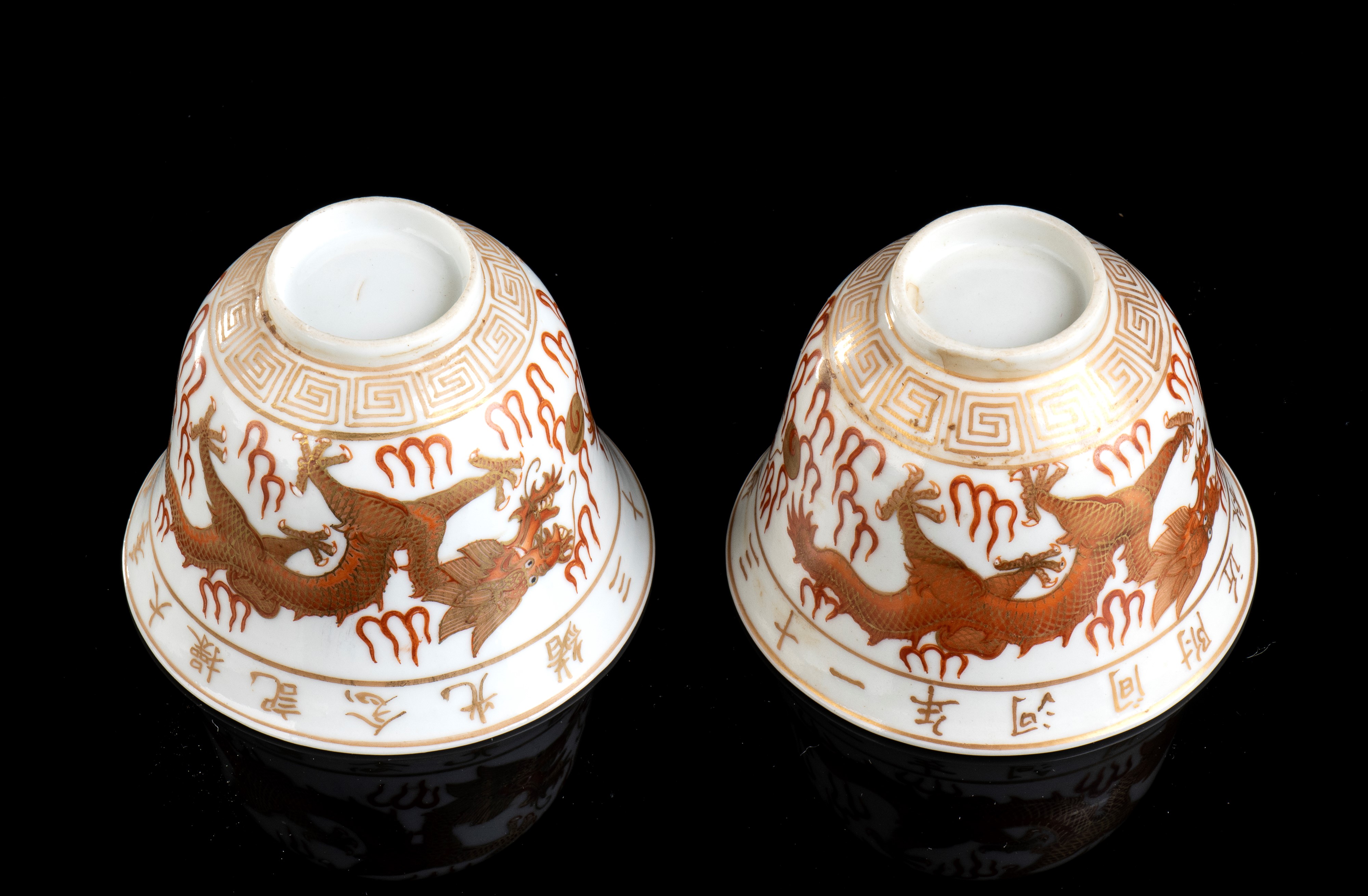 Coppia di Tazzine in Porcellana con Decoro a Smalto Rosso e Oro
