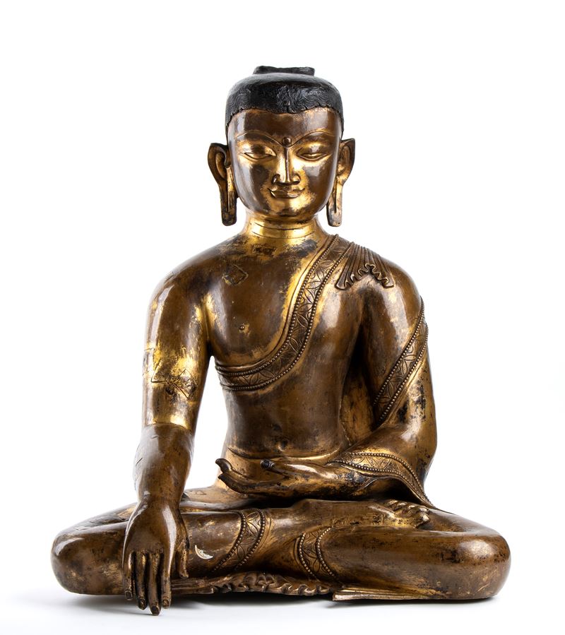 RARA E GRANDE FIGURA DI SHAKYAMUNI IN LEGA DI RAME CON TRACCE DI DORATURA