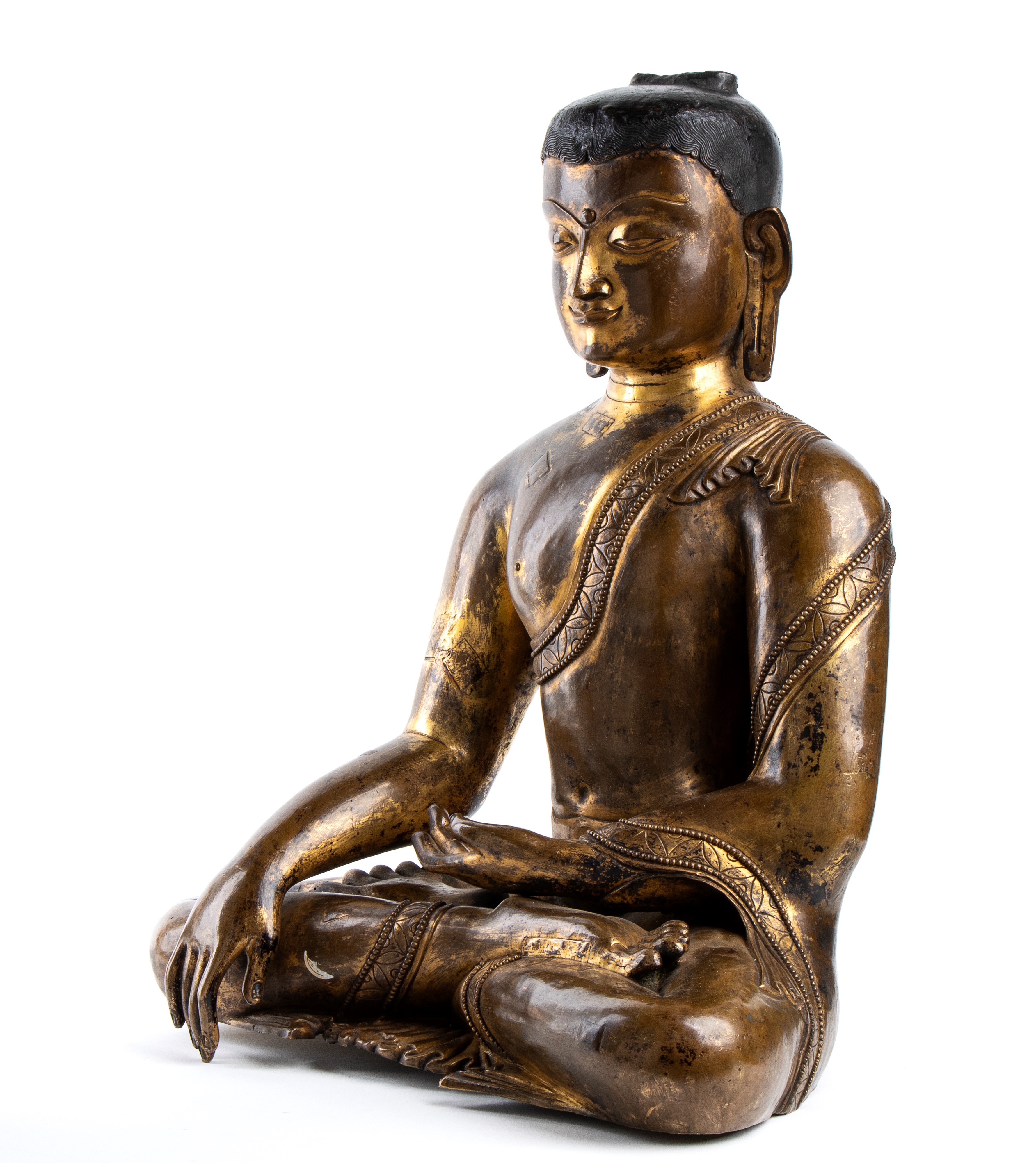 RARA E GRANDE FIGURA DI SHAKYAMUNI IN LEGA DI RAME CON TRACCE DI DORATURA