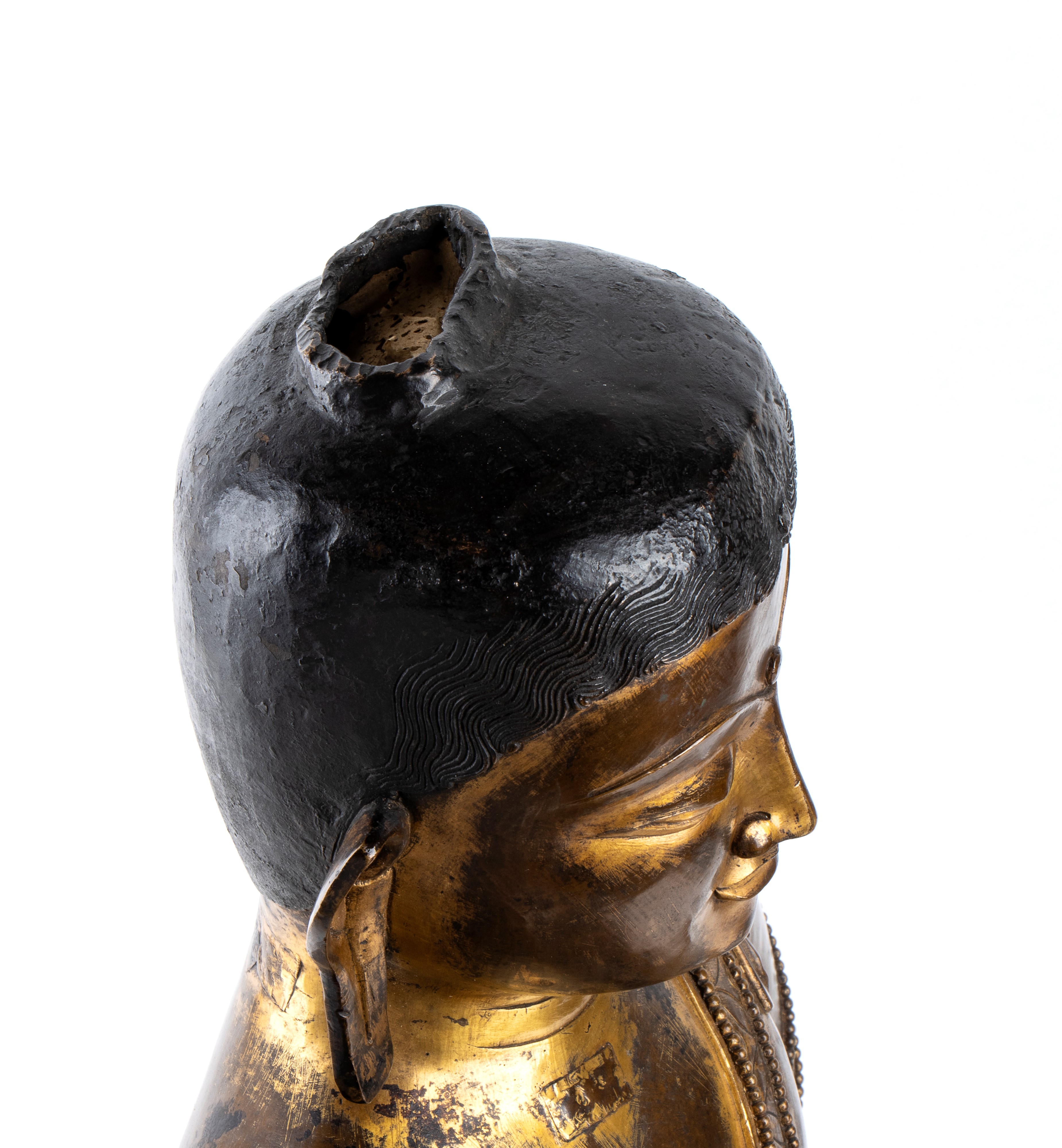 RARA E GRANDE FIGURA DI SHAKYAMUNI IN LEGA DI RAME CON TRACCE DI DORATURA