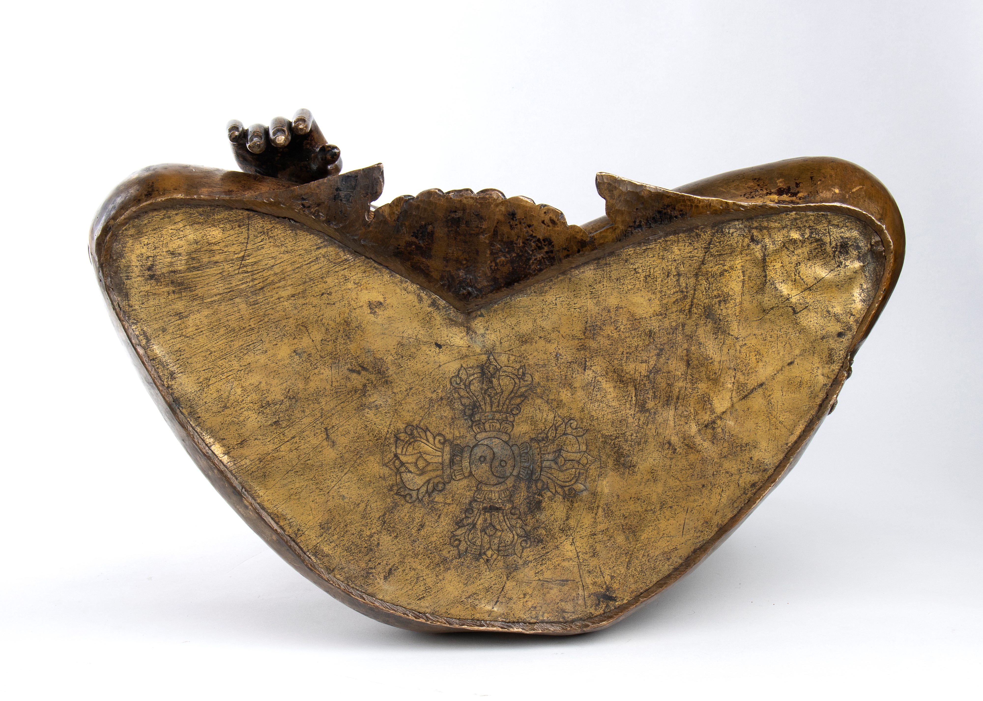 RARA E GRANDE FIGURA DI SHAKYAMUNI IN LEGA DI RAME CON TRACCE DI DORATURA