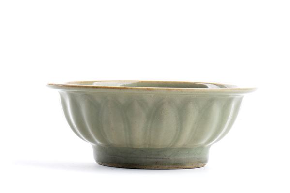 A CÉLADON GLAZED CERAMIC BOWL  