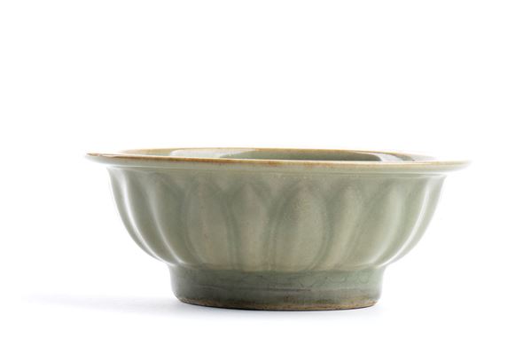 A CÉLADON GLAZED CERAMIC BOWL  
