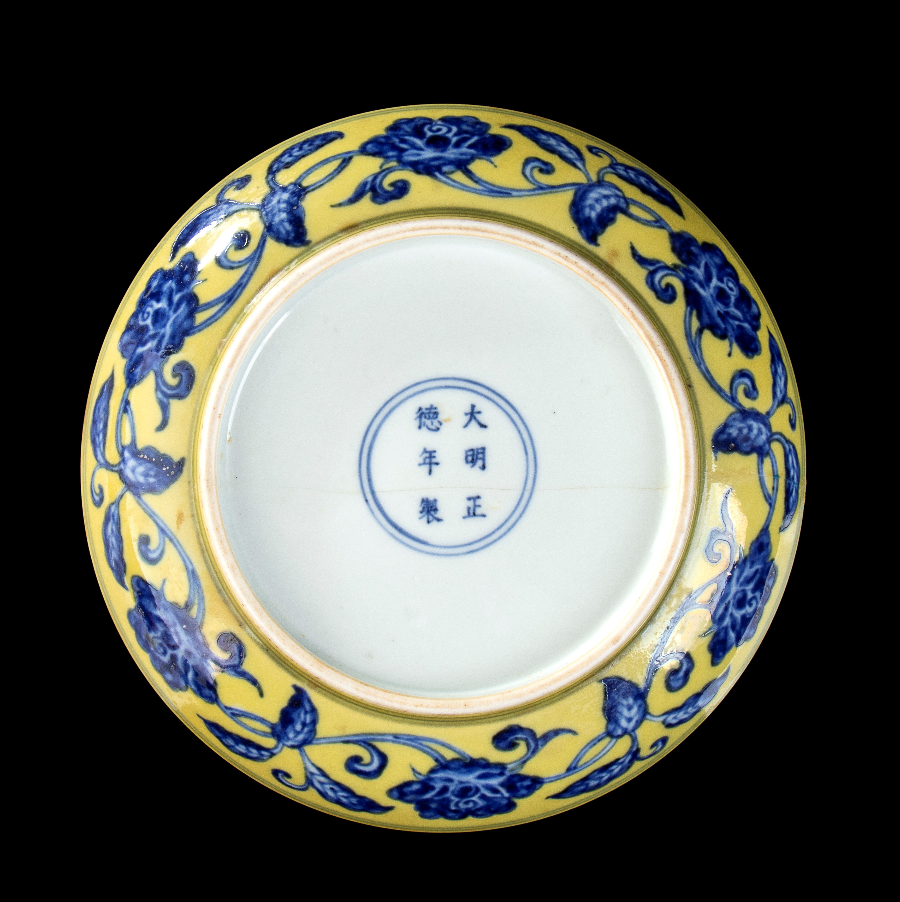 Piatto in Porcellana con Decoro a Smalti Blu e Giallo