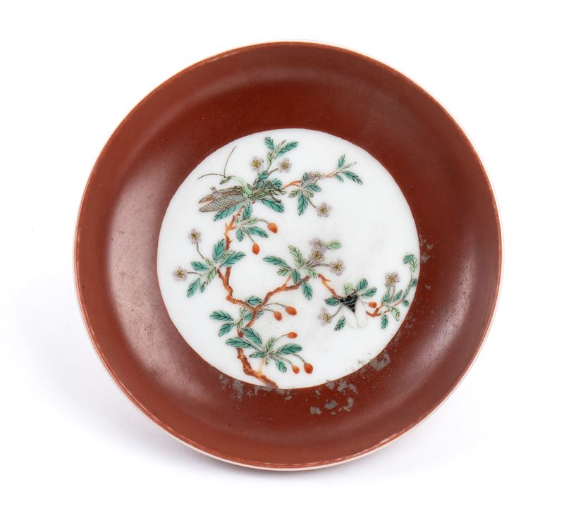 PIATTO IN PORCELLANA CON DECORO A SMALTI POLICROMI