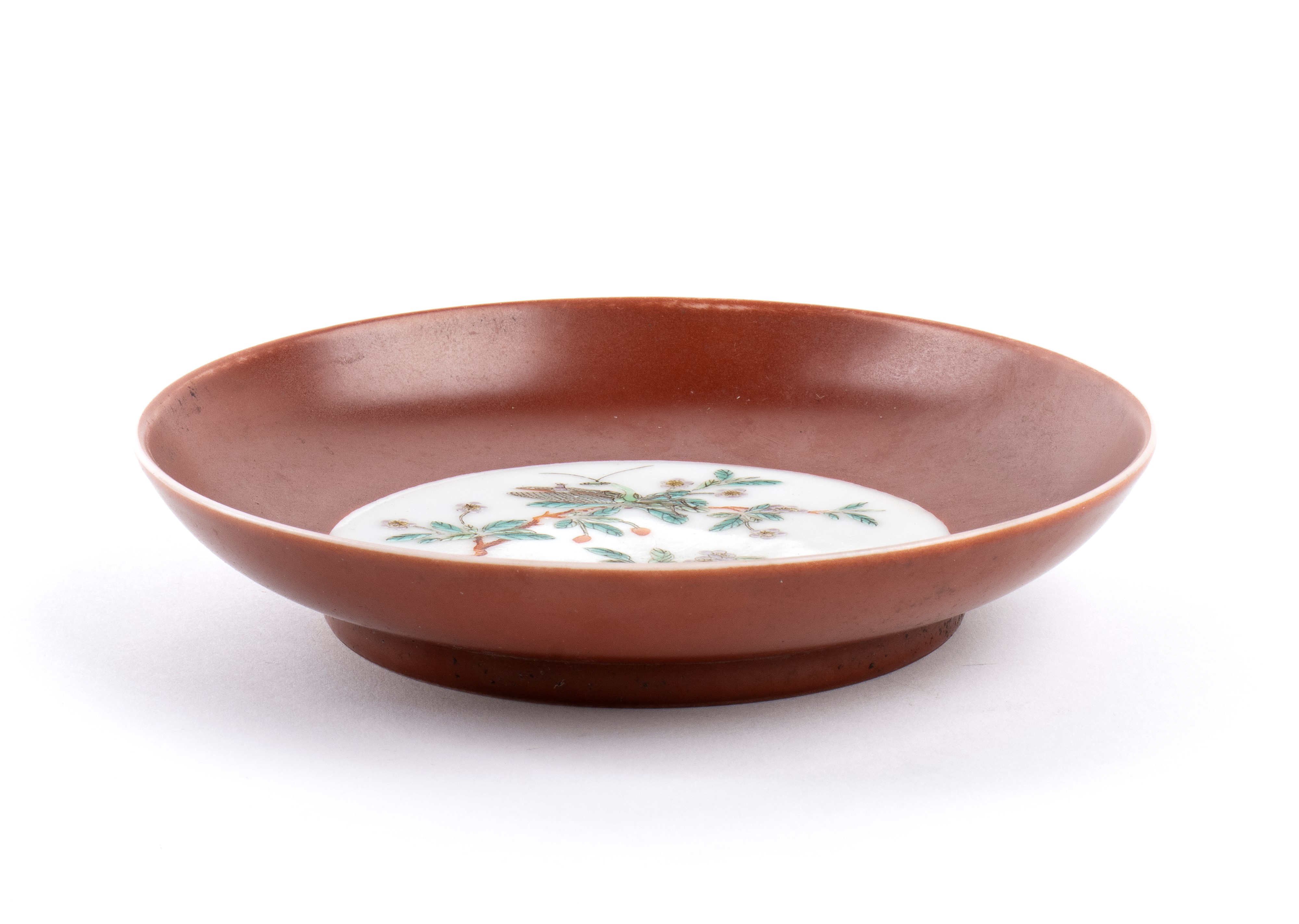 PIATTO IN PORCELLANA CON DECORO A SMALTI POLICROMI