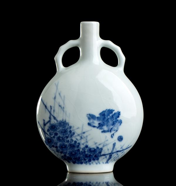 A SMALL 'BLUE AND WHITE' PORCELAIN MOON FLASK