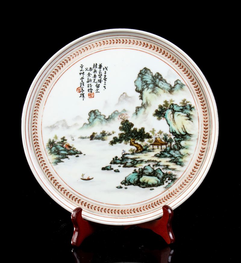 PIATTO IN PORCELLANA CON DECORO A SMALTI POLICROMI