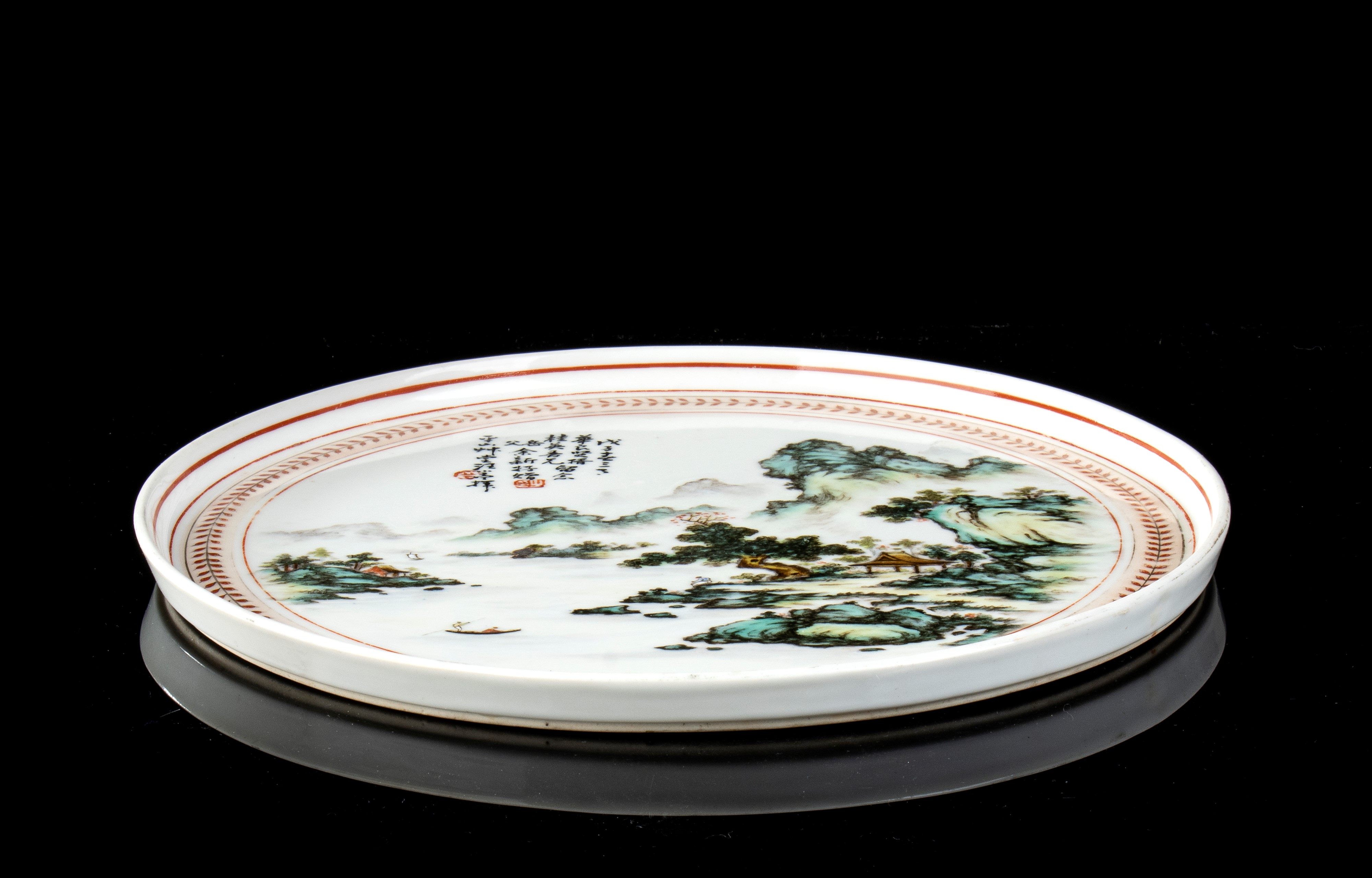 PIATTO IN PORCELLANA CON DECORO A SMALTI POLICROMI