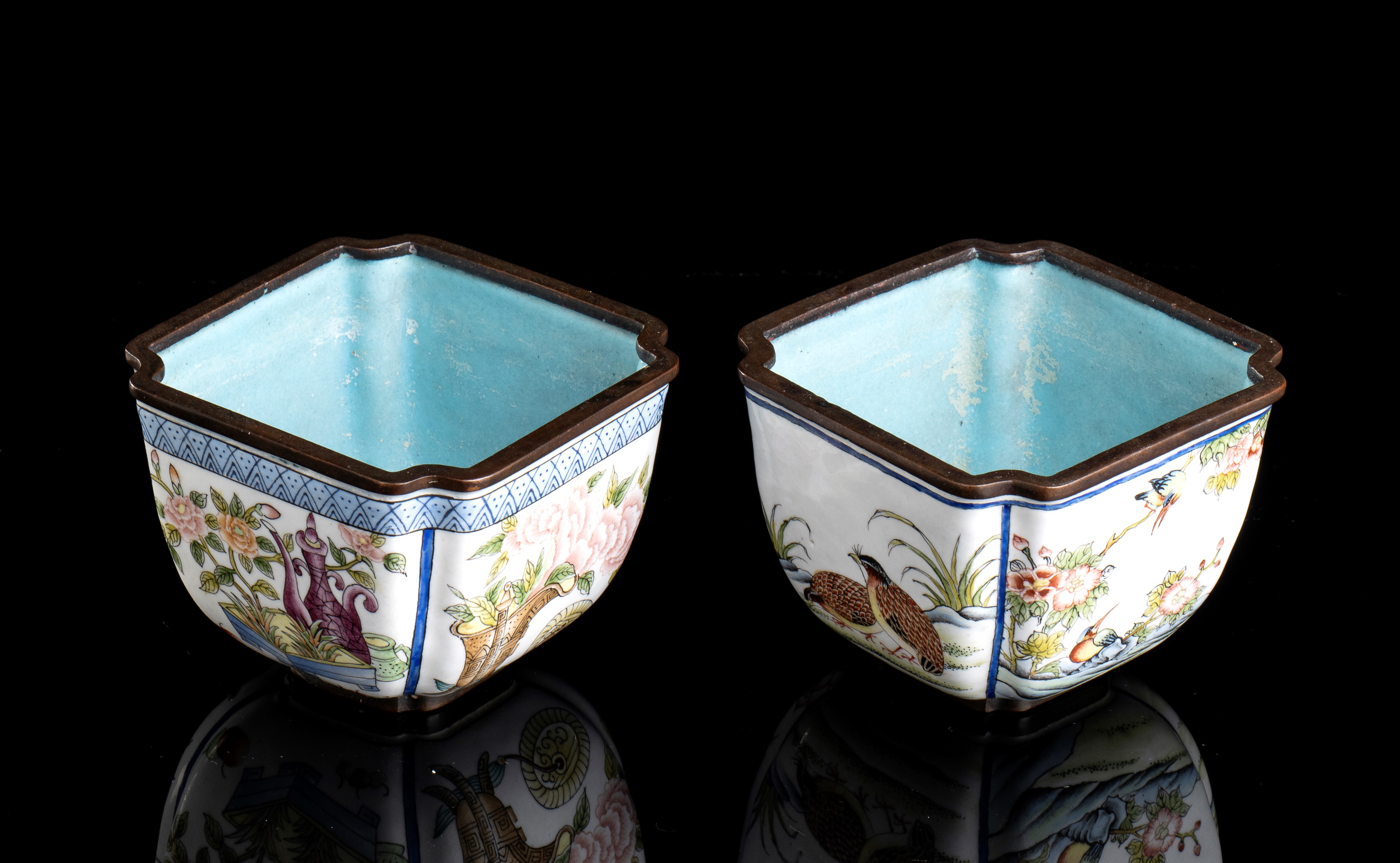 DUE CIOTOLE IN METALLO CON DECORO A SMALTI POLICROMI