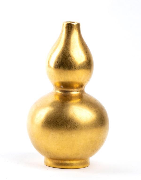 A SMALL GOLD GLAZED PORCELAIN DOUBLE GOURD VASE