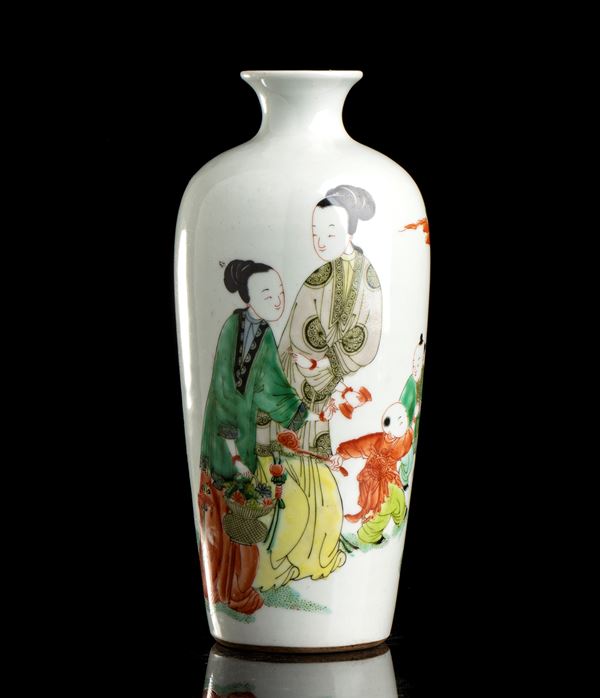 A 'FAMILLE VERTE' PORCELAIN BALUSTER VASE