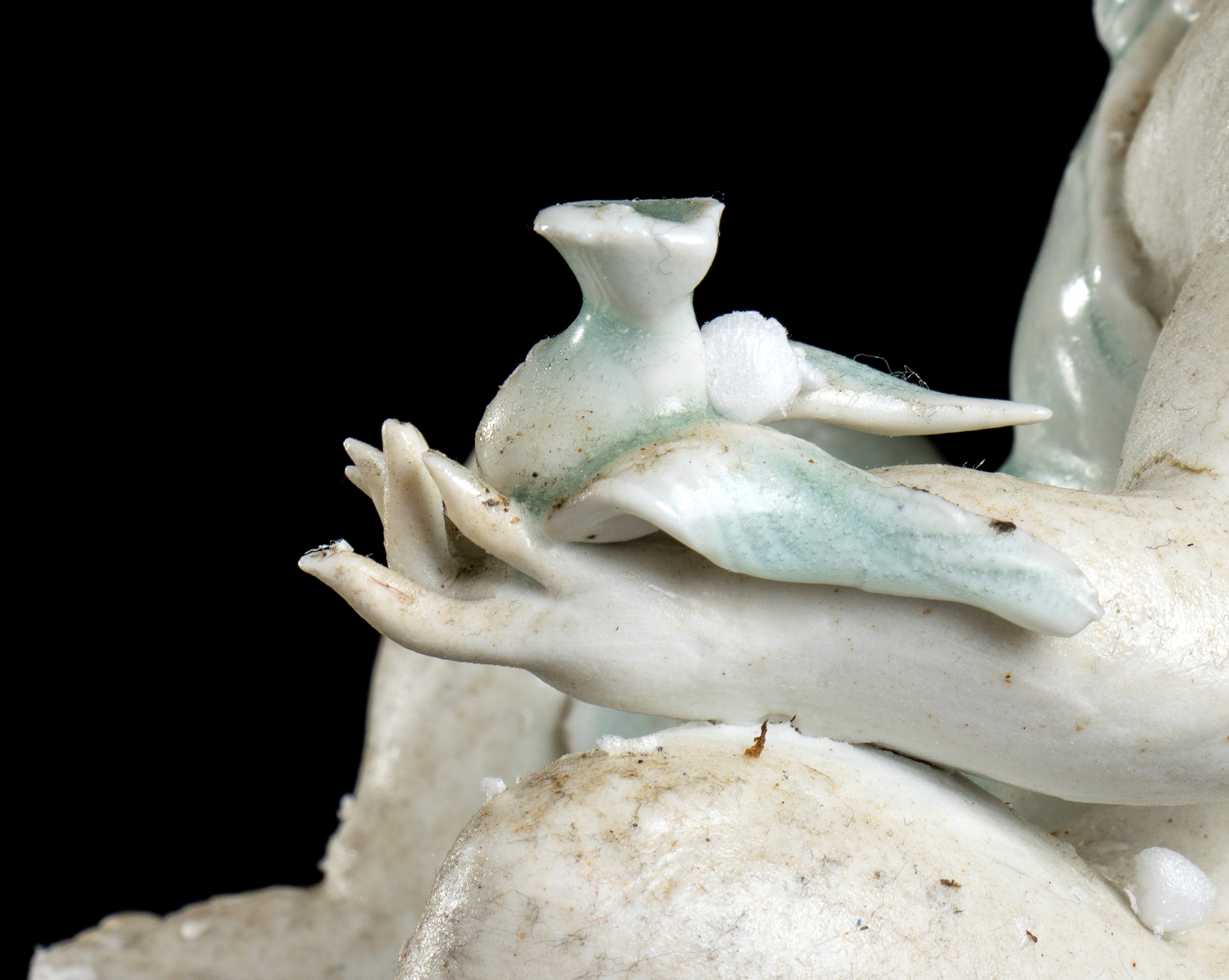 DUE FIGURE DI BAMBINI IN PORCELLANA BISCUIT E PARZIALMENTE INVETRIATA