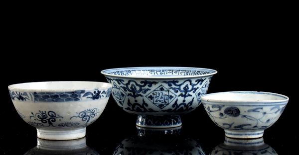 THREE 'BLUE AND WHITE' PORCELAIN BOWLS