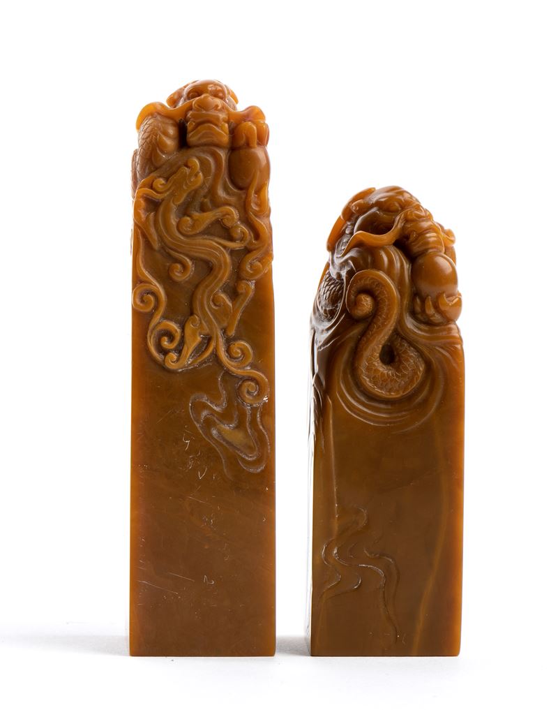 DUE SIGILLI IN PIETRA CON FINALE A DRAGO