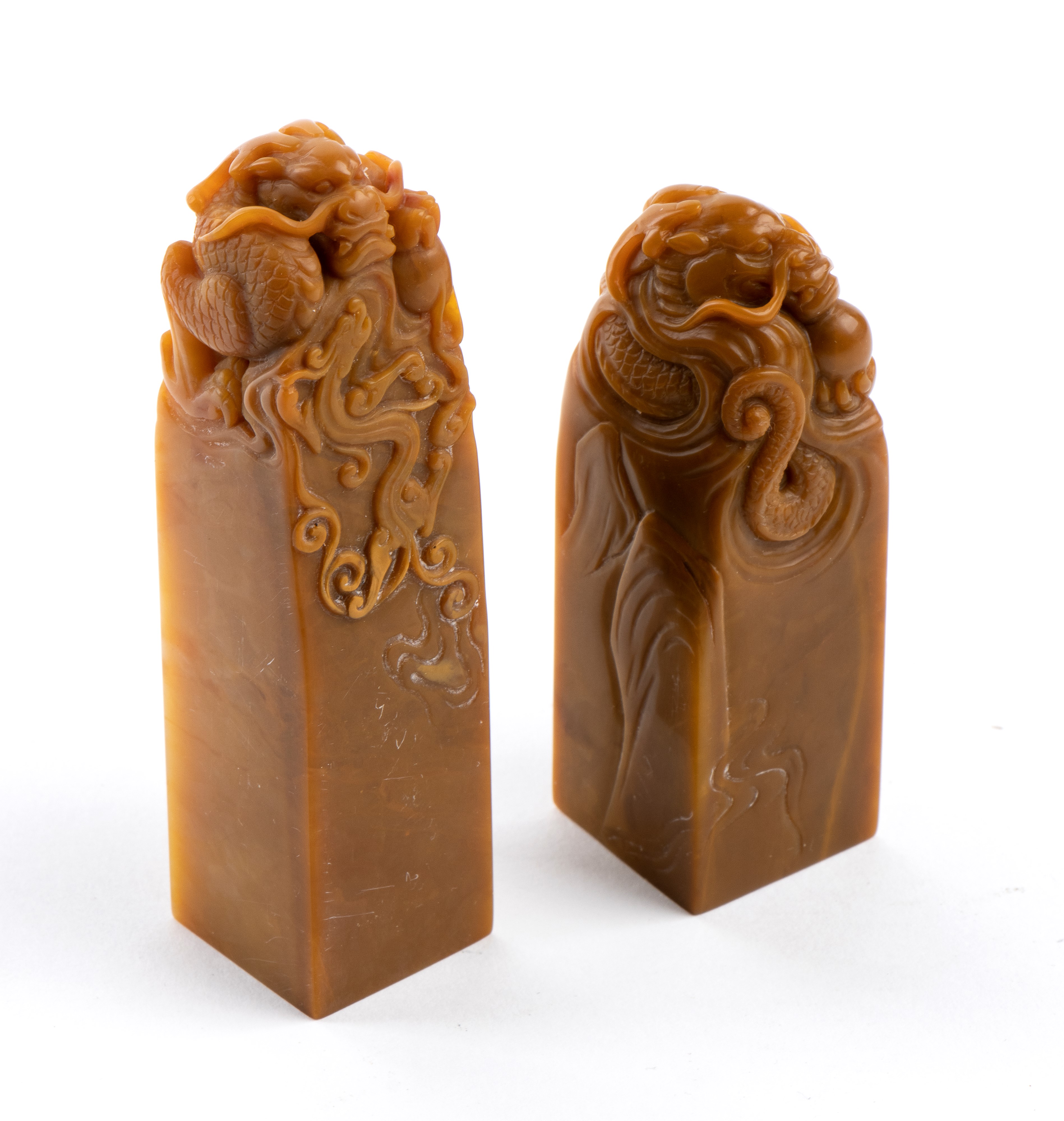 DUE SIGILLI IN PIETRA CON FINALE A DRAGO