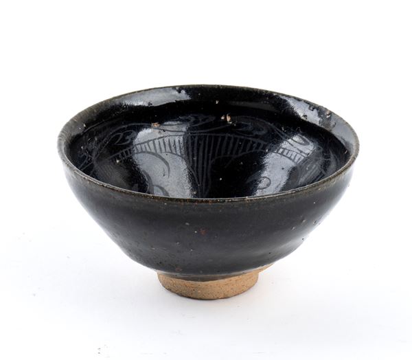 A GLAZED CERAMIC BOWL