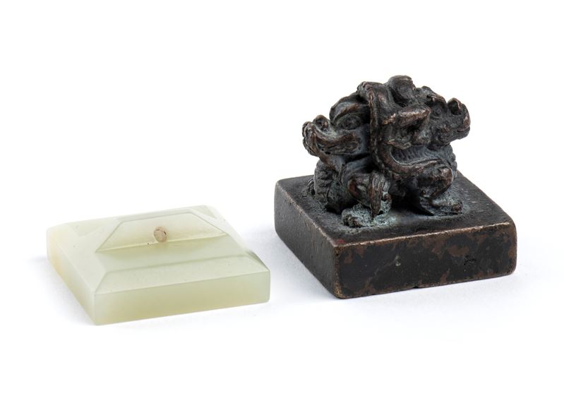 UN SIGILLO IN BRONZO E UN SIGILLO IN GIADA