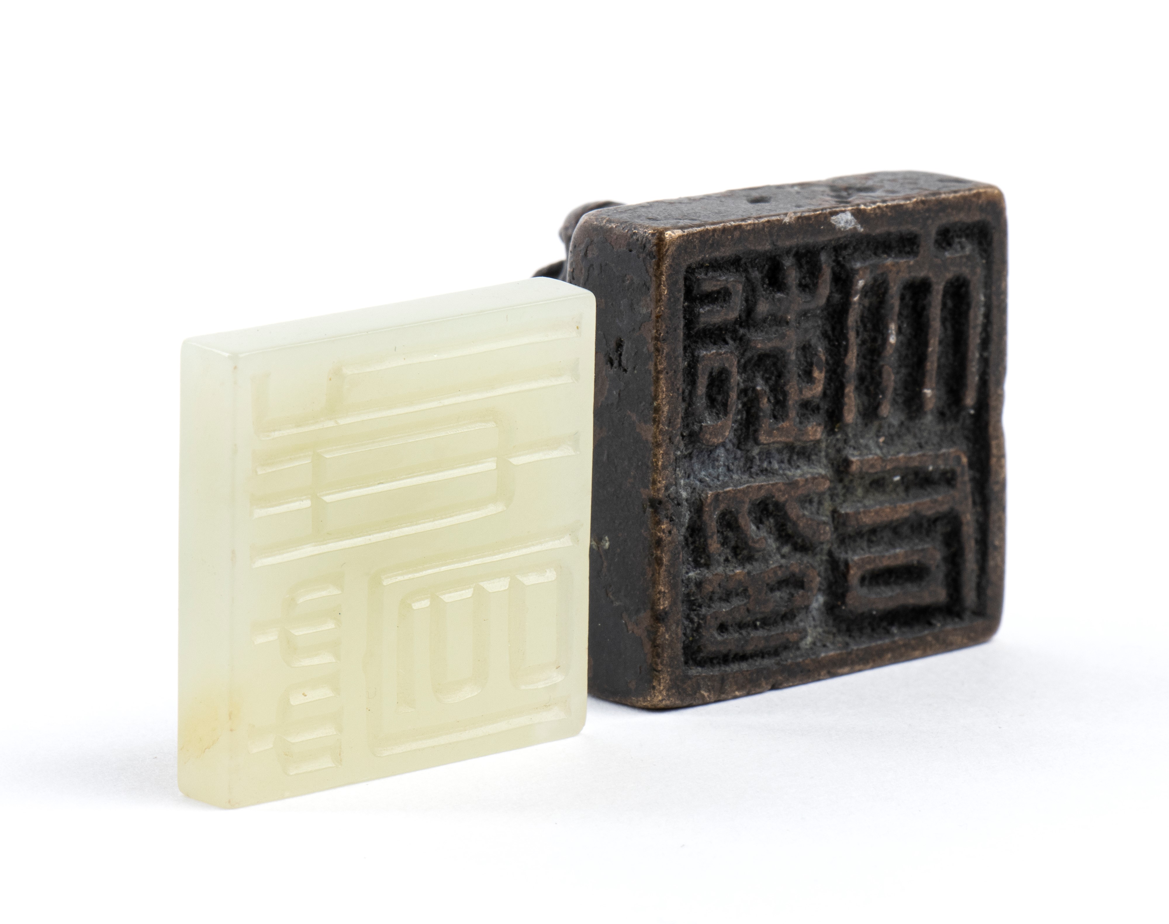 UN SIGILLO IN BRONZO E UN SIGILLO IN GIADA