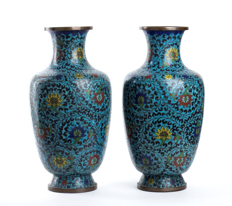 COPPIA DI VASI A BALAUSTRO IN METALLO CON DECORO A SMALTI CLOISONNÉ