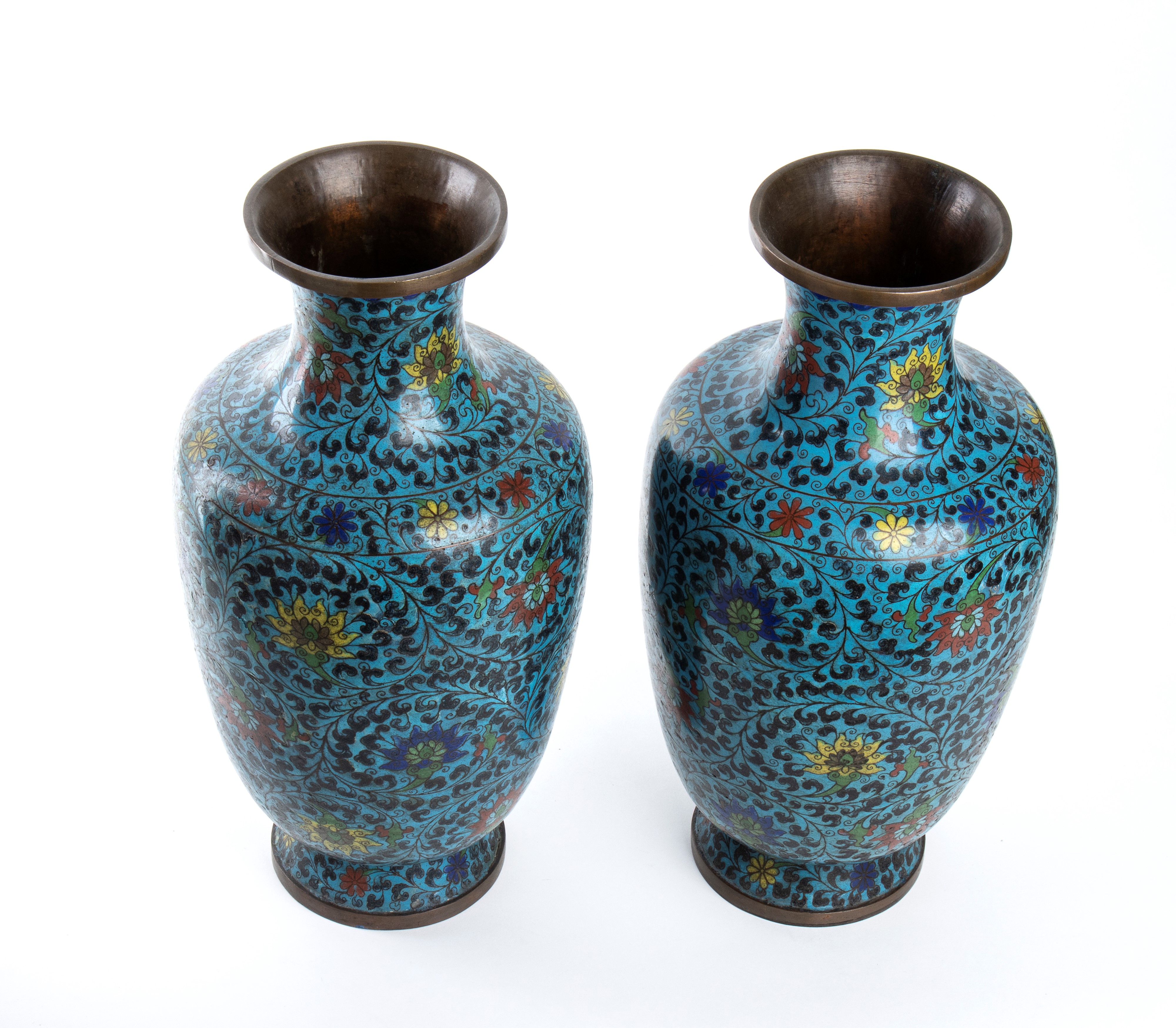 COPPIA DI VASI A BALAUSTRO IN METALLO CON DECORO A SMALTI CLOISONNÉ