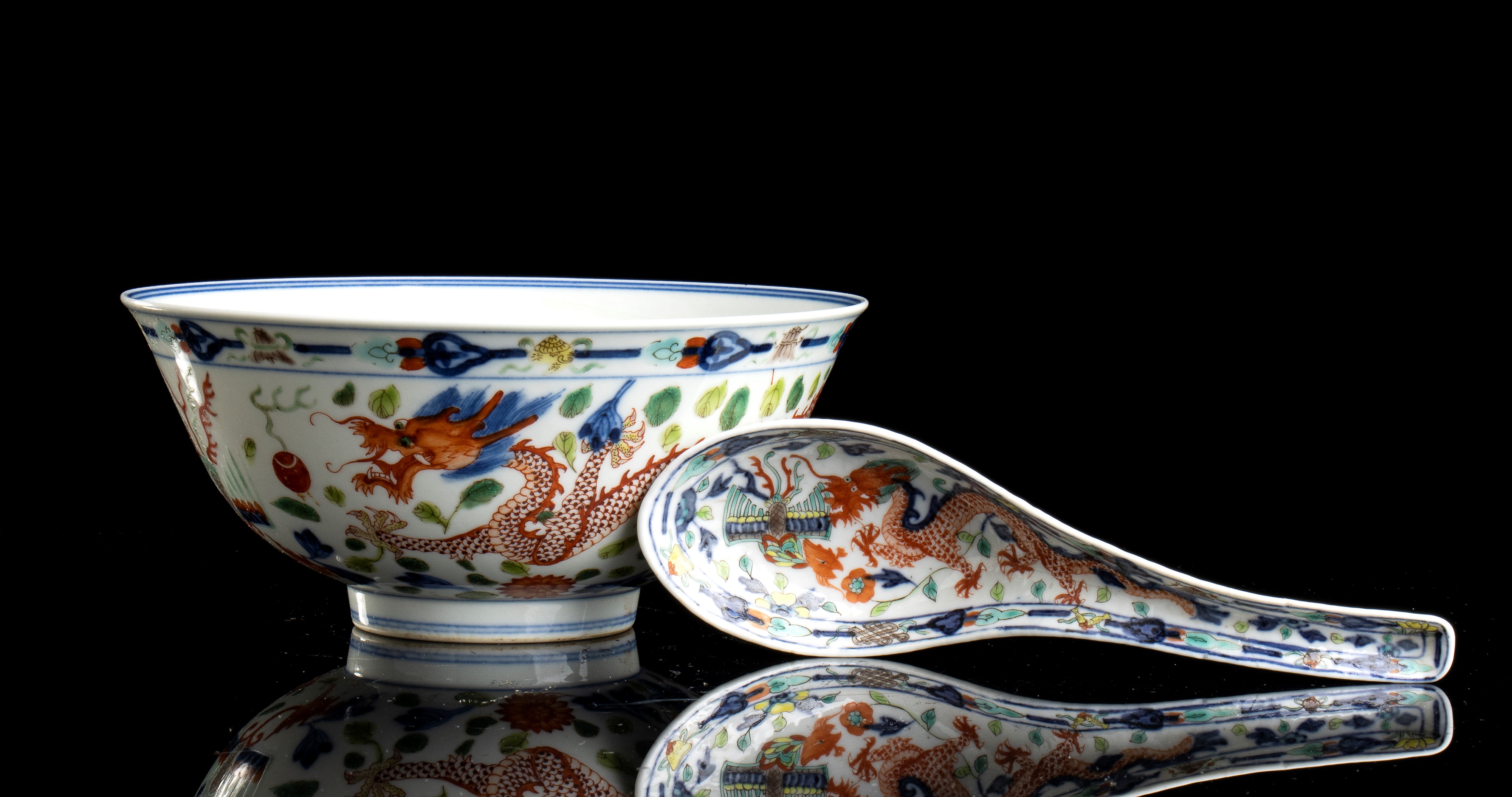 CIOTOLA E CUCCHIAIO IN PORCELLANA CON DECORO A SMALTI POLICROMI