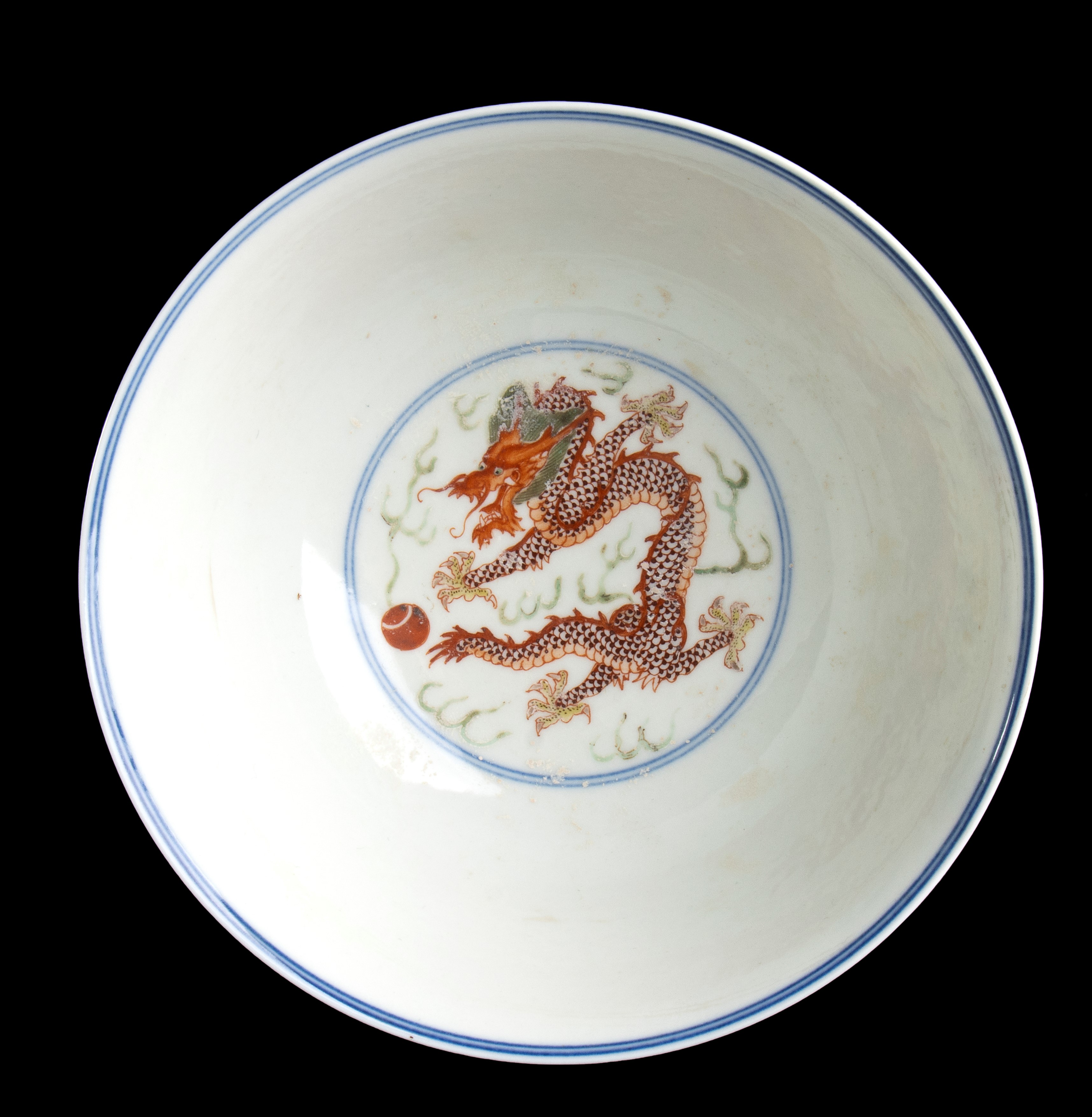 CIOTOLA E CUCCHIAIO IN PORCELLANA CON DECORO A SMALTI POLICROMI