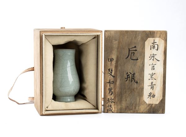 A SMALL GUAN-TYPE CÉLADON GLAZED CERAMIC VASE