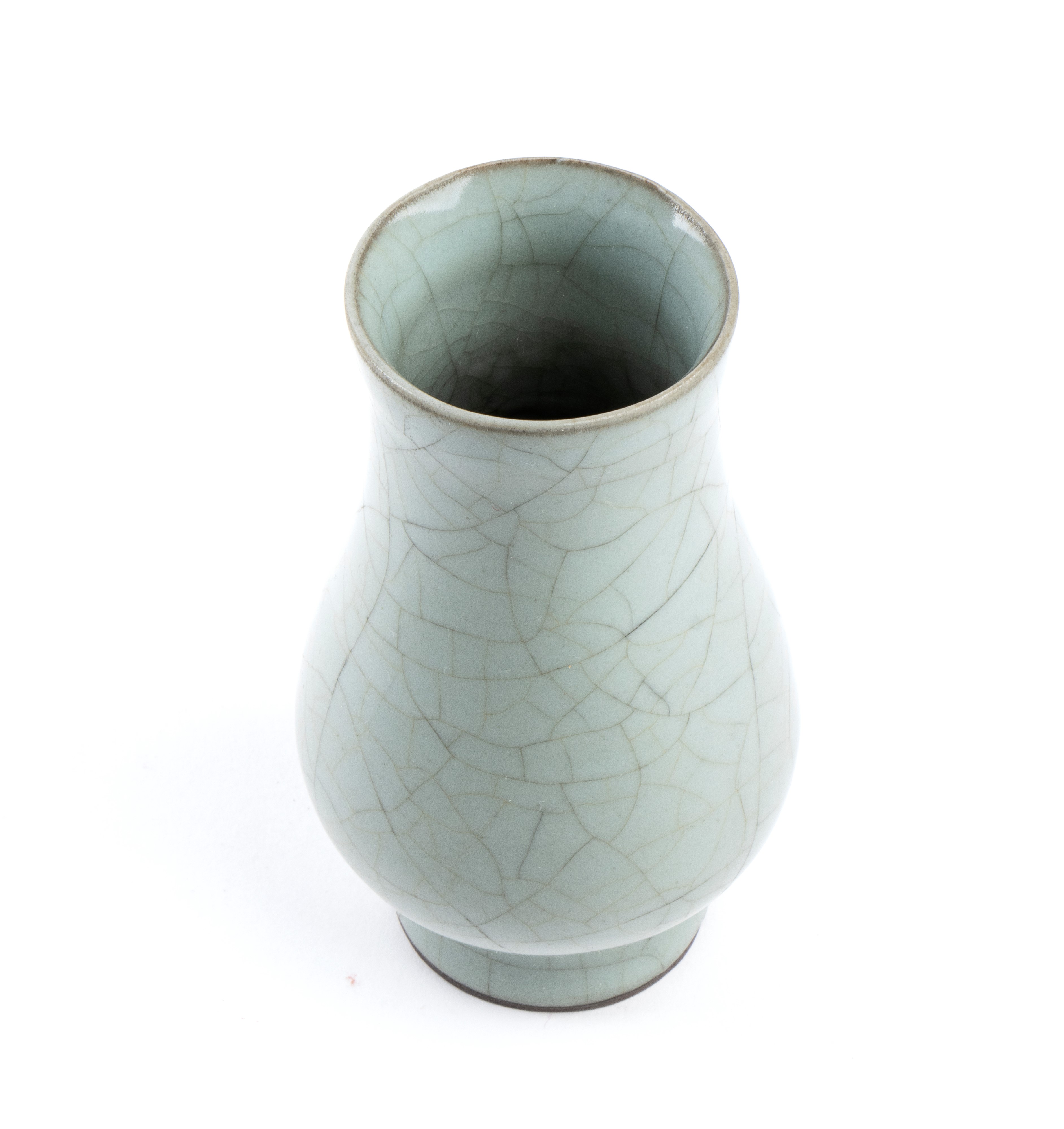 PICCOLO VASO IN CERAMICA CON INVETRIATURA CÉLADON DI TIPO GUAN