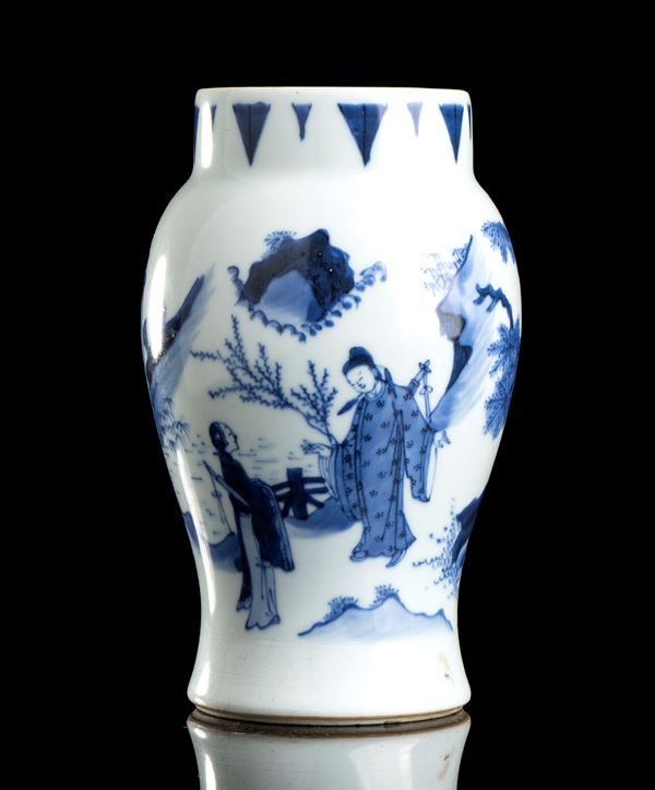 A SMALL 'BLUE AND WHITE' PORCELAIN VASE